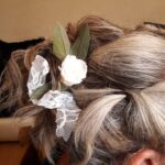 Accessoire de coiffure avec rose éternelle pour un souvenir éternel de votre mariage.